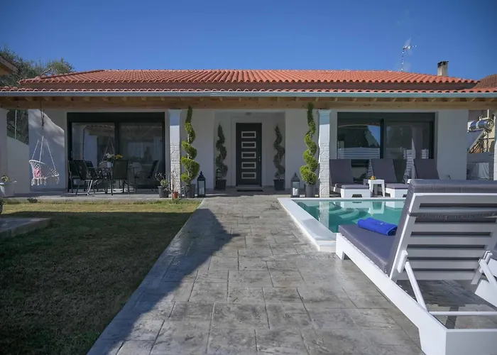 In Messonghi With Pool And Sea Nearby * Kato Spilaion