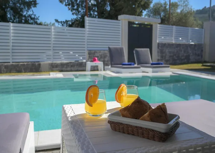 In Messonghi With Pool And Sea Nearby Kato Spilaion