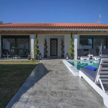 In Messonghi With Pool And Sea Nearby * Kato Spilaion