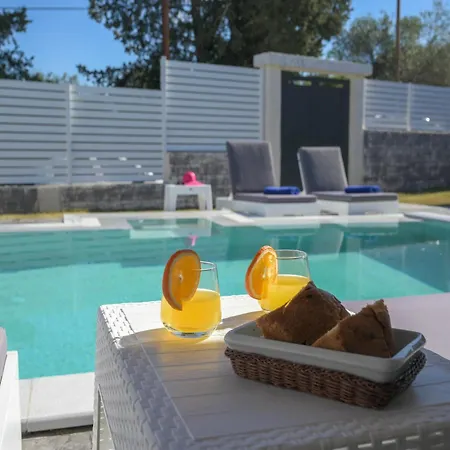 In Messonghi With Pool And Sea Nearby Kato Spilaion